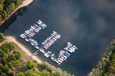 Vue aérienne de Amarrages pour bateaux de sport et amarrages sur la rive de l'Angelhofer Altrhein à Otterstadt dans le département Rhénanie-Palatinat, Allemagne