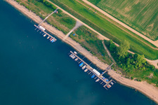 Vue aérienne de Quai à bateaux du Club de canoë et de voile de Frankenthal à Kollersee à Brühl dans le département Bade-Wurtemberg, Allemagne