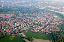 Vue des rues et des maisons des quartiers résidentiels à Altrip dans le département Rhénanie-Palatinat, Allemagne hors des airs