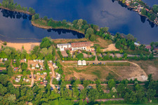 Vue aérienne de Hôtel Darstein au bord de l'étang Adriatique et parking du lido à Altrip dans le département Rhénanie-Palatinat, Allemagne