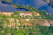 Vue aérienne de Hôtel Darstein au bord de l'étang Adriatique et parking du lido à Altrip dans le département Rhénanie-Palatinat, Allemagne