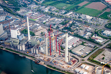 Chantier de construction de la nouvelle centrale électrique et des tours d'échappement de la centrale de cogénération GKM Block 6 dans le district de Neckarau à le quartier Rheinau in Mannheim dans le département Bade-Wurtemberg, Allemagne hors des airs