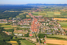 Vue aérienne de Ville vue de l'est à Kandel dans le département Rhénanie-Palatinat, Allemagne