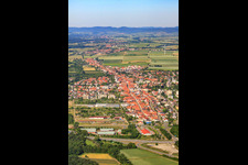 Ville vue de l'est à Kandel dans le département Rhénanie-Palatinat, Allemagne d'en haut