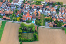 Vue aérienne de Court de tennis, piscine et parking derrière le Hayna Hotel Krone à le quartier Hayna in Herxheim bei Landau dans le département Rhénanie-Palatinat, Allemagne