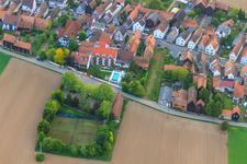Vue aérienne de Court de tennis, piscine et parking derrière le Hayna Hotel Krone à le quartier Hayna in Herxheim bei Landau dans le département Rhénanie-Palatinat, Allemagne