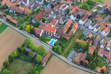 Photographie aérienne de Court de tennis, piscine et parking derrière le Hayna Hotel Krone à le quartier Hayna in Herxheim bei Landau dans le département Rhénanie-Palatinat, Allemagne