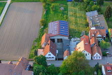 Stoffhalle Kissenzauber à Brehmstr à le quartier Minderslachen in Kandel dans le département Rhénanie-Palatinat, Allemagne du point de vue du drone