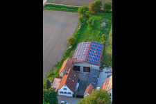 Stoffhalle Kissenzauber à Brehmstr à le quartier Minderslachen in Kandel dans le département Rhénanie-Palatinat, Allemagne d'un drone