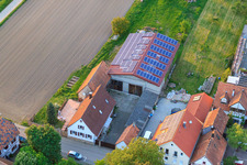 Stoffhalle Kissenzauber à Brehmstr à le quartier Minderslachen in Kandel dans le département Rhénanie-Palatinat, Allemagne vu d'un drone