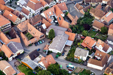 Birkweiler dans le département Rhénanie-Palatinat, Allemagne du point de vue du drone