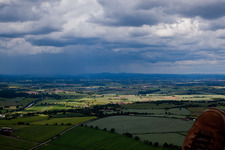 Vue aérienne de Nuages de pluie devant sur la gauche à Ripple dans le département Angleterre, Grande Bretagne