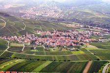 Vue aérienne de Village viticole du sud à Birkweiler dans le département Rhénanie-Palatinat, Allemagne