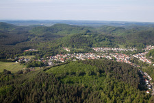 Vue aérienne de Eppenbrunn dans le département Rhénanie-Palatinat, Allemagne