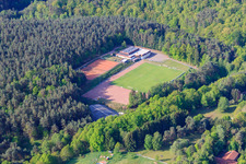 Vue aérienne de Terrain de sport à Eppenbrunn dans le département Rhénanie-Palatinat, Allemagne