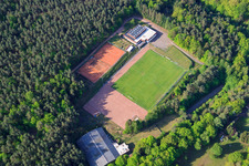 Vue oblique de Terrain de sport à Eppenbrunn dans le département Rhénanie-Palatinat, Allemagne