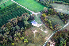 Chapelle dans la réserve naturelle de Kleine Kalmit à le quartier Ilbesheim in Ilbesheim bei Landau in der Pfalz dans le département Rhénanie-Palatinat, Allemagne d'en haut
