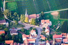 Vue aérienne de Église protestante Rechtenbach à le quartier Rechtenbach in Schweigen-Rechtenbach dans le département Rhénanie-Palatinat, Allemagne