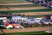 Vue aérienne de Concessionnaire automobile Heinz Memmer à Freckenfeld dans le département Rhénanie-Palatinat, Allemagne
