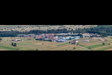 Vue aérienne de Panorama de la zone commerciale Im Schwarzenbusch à le quartier Pfaffenrot in Marxzell dans le département Bade-Wurtemberg, Allemagne
