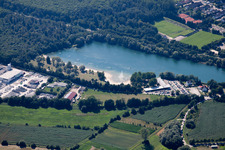 Vue aérienne de Plage et rive du lac de Buchtzig à le quartier Bruchhausen in Ettlingen dans le département Bade-Wurtemberg, Allemagne