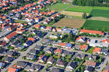 Vue aérienne de Raiffeisenring x Kirchstr à Hatzenbühl dans le département Rhénanie-Palatinat, Allemagne