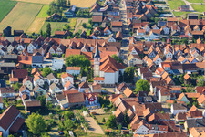 Église Saint-Wendelin à Hatzenbühl dans le département Rhénanie-Palatinat, Allemagne hors des airs