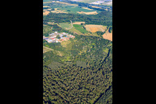 Carrière d'argile à Jockgrim dans le département Rhénanie-Palatinat, Allemagne vue d'en haut