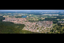 Vue aérienne de Vue panoramique en perspective des rues et des maisons des quartiers résidentiels à Jockgrim dans le département Rhénanie-Palatinat, Allemagne
