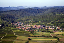 Vue aérienne de Vue sur le village à le quartier Pleisweiler in Pleisweiler-Oberhofen dans le département Rhénanie-Palatinat, Allemagne