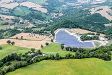 Vue aérienne de Rangées de panneaux du système photovoltaïque de Cartoceto dans les Marches à Pergola dans le département Pesaro und Urbino, Italie