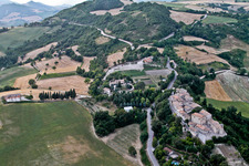 Vue aérienne de Vue des rues et des maisons de Monterolo dans les Marches à le quartier Monterolo in Pergola dans le département Pesaro und Urbino, Italie