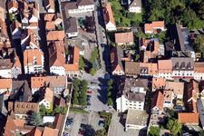 Rue principale à Wissembourg dans le département Bas Rhin, France d'en haut