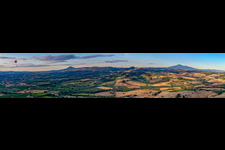 Vue aérienne de Panorama - perspective avec parapente des sommets dans le paysage rocheux et montagneux à Montepulciano dans le département Siena, Italie
