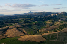 Vue aérienne de Montefollonico dans le département Toscane, Italie