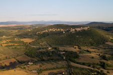 Photographie aérienne de Montefollonico dans le département Toscane, Italie