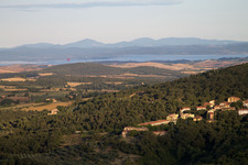 Vue oblique de Montefollonico dans le département Toscane, Italie