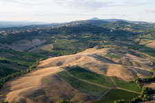 Montefollonico dans le département Toscane, Italie hors des airs
