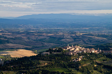 Vue aérienne de Vieille ville et centre-ville en Toscane. Montepulciano et les collines argileuses de Valiano, Abbadia di Montepulciano, Sant'Albino, Argiano, San Gavino et Gracciano en bordure de la plaine sont la zone viticole du noble vin de Montepulciano à Montepulciano dans le département Siena, Italie