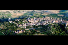Vue aérienne de Panorama de la région et des environs à Montepulciano dans le département Siena, Italie