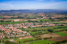 Vue aérienne de Rue principale inférieure à le quartier Kleinsteinfeld in Steinfeld dans le département Rhénanie-Palatinat, Allemagne