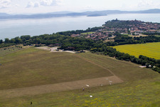 Castiglione del lago dans le département Ombrie, Italie depuis l'avion
