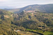Photographie aérienne de Civitella in Val di Chiana dans le département Arezzo, Italie