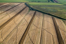 Vue aérienne de Structures de champs de céréales récoltés Paysage sur un champ de céréales à Anatraia à Castiglion Fiorentino dans le département Arezzo, Italie