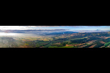 Vue aérienne de Panorama du lever du soleil sur le paysage avec des pilotes de parapentes à Sinalunga dans le département Siena, Italie