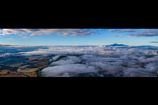 Vue aérienne de Panorama du lever du soleil sur les nuages et le paysage avec des pilotes de parapente en Toscane à Montepulciano dans le département Siena, Italie