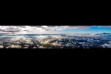 Vue aérienne de Panorama - perspective avec des nuages de sommets dans le paysage rocheux et montagneux à Montepulciano dans le département Siena, Italie