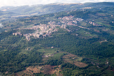 Photographie aérienne de Montalcino dans le département Siena, Italie