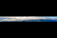 Vue aérienne de Panorama - perspective des sommets du paysage rocheux et montagneux avec nuages et parapente à Montepulciano dans le département Siena, Italie