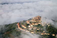 Vue aérienne de Vue de la ville avec une couche de brouillard élevée sur les rues et les maisons des zones résidentielles à le quartier Civitella Marittima in Civitella Paganico dans le département Grosseto, Italie